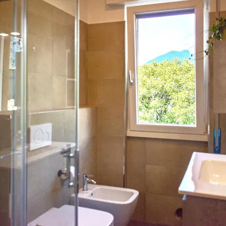 Daire Large Apartment, Free Parking, River View Lecco